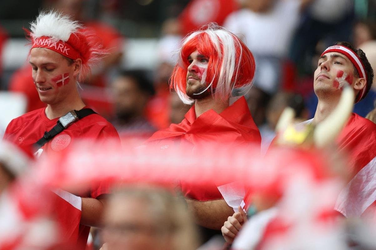 Imagens dos torcedores no jogo entre Dinamarca e Tunsia, pelo Grupo D da Copa do Mundo.