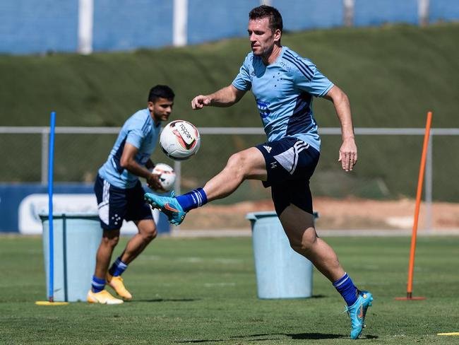 Fotos do treino do Cruzeiro nesta quinta-feira (4), na Toca da Raposa II, em Belo Horizonte. Time celeste enfrentar o Tombense no sbado, s 19h, no Mineiro, pela Srie B.
