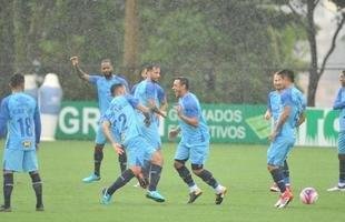 Sob chuva, Cruzeiro treinou na tarde desta sexta-feira na Toca II (Alexandre Guzanshe/EM D.A Press)