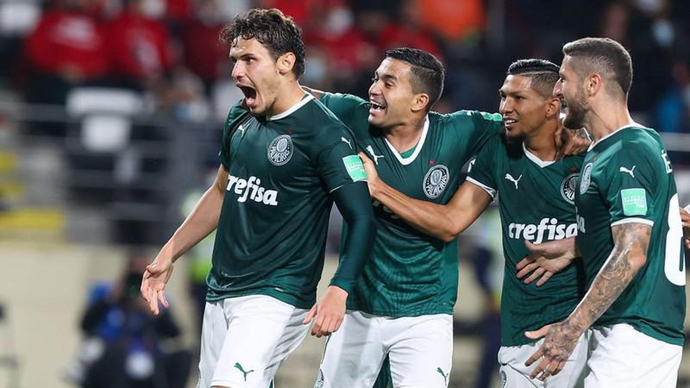O Palmeiras derrotou, nesta tera-feira (8), o Al Ahly, do Egito, por 2 a 1, no Estdio Al Nahyan, e garantiu vaga na do Mundial de Clubes. Em Abu Dhabi, nos Emirados rabes, Raphael Veiga e Dudu deram show, cada um com um gol e uma assistncia.