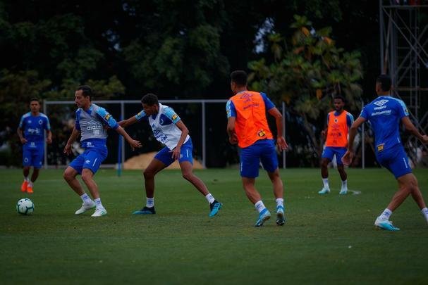 Treino do Cruzeiro nesta segunda-feira, na Toca da Raposa II. Time de Rogrio Ceni enfrenta o Cear na quarta-feira, s 19h30, no Castelo, em Fortaleza, pela 21 rodada do Campeonato Brasileiro