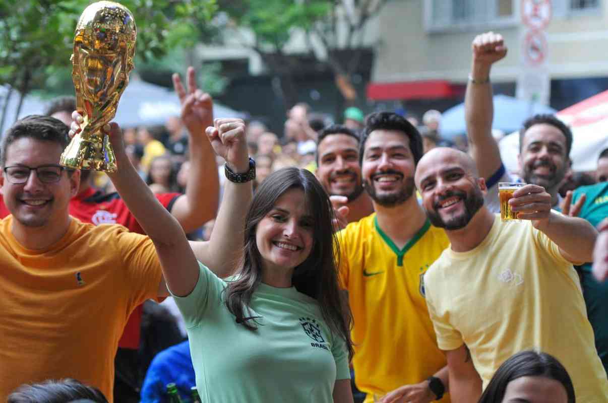 Na Savassi, em Belo Horizonte, torcida festeja a goleada da Seleo Brasileira sobre a Coreia do Sul pelas oitavas de final da Copa do Mundo