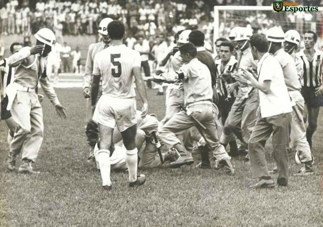24/10/1965 - Lance do jogo entre Atltico e Cruzeiro, realizado no Mineiro, em Belo Horizonte, onde acontece a primeira briga no estdio. A partida terminou aos 34 minutos do segundo tempo, quando o juiz assinalou um pnalti na grande rea do time alvinegro e os jogadores protestaram. O jogo terminou em 1 a 0 para o Cruzeiro.