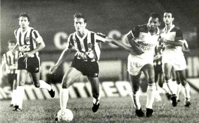 Atltico e Pouso Alegre se enfrentaram no Mineiro em 1990