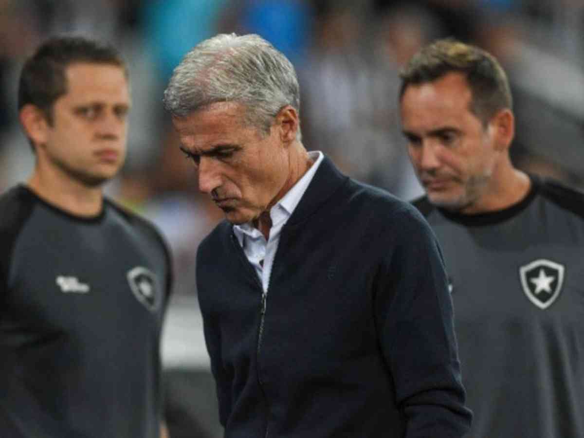 Técnico do Botafogo, Luís Castro fica indignado com polícia em campo: 'CBF  não devia permitir. Como treinador é empurrado? Eu ia roubar o árbitro?' -  FogãoNET