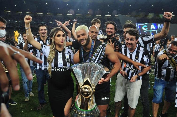 Atltico ergue a taa de campeo brasileiro e d a volta olmpica diante da torcida alvinegra, no Mineiro