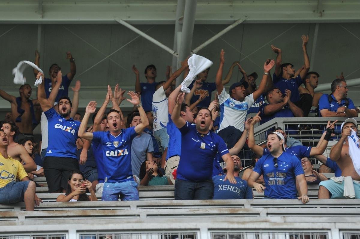 Imagens da torcida do Cruzeiro no clssico contra o Atltico, no Independncia