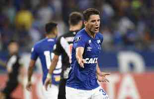 Camisa utilizada pelo Cruzeiro contra o Vasco tem patch da Libertadores no ombro direito, conforme regulamento