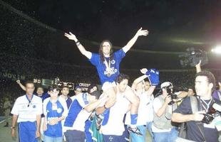 Nos ombros dos companheiros de equipe, o �dolo cruzeirense cumprimenta a torcida