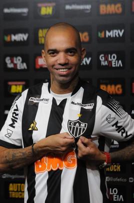Diego Tardelli foi apresentado pelo diretor de futebol do Atlético, Rui Costa, neste domingo, antes do jogo contra a Caldense