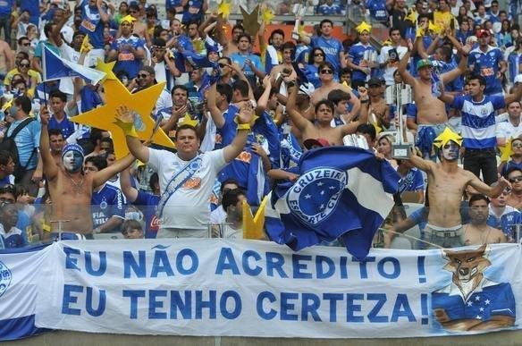 Torcida cruzeirense comea a festa dentro do estdio antes da partida decisiva contra o Grmio