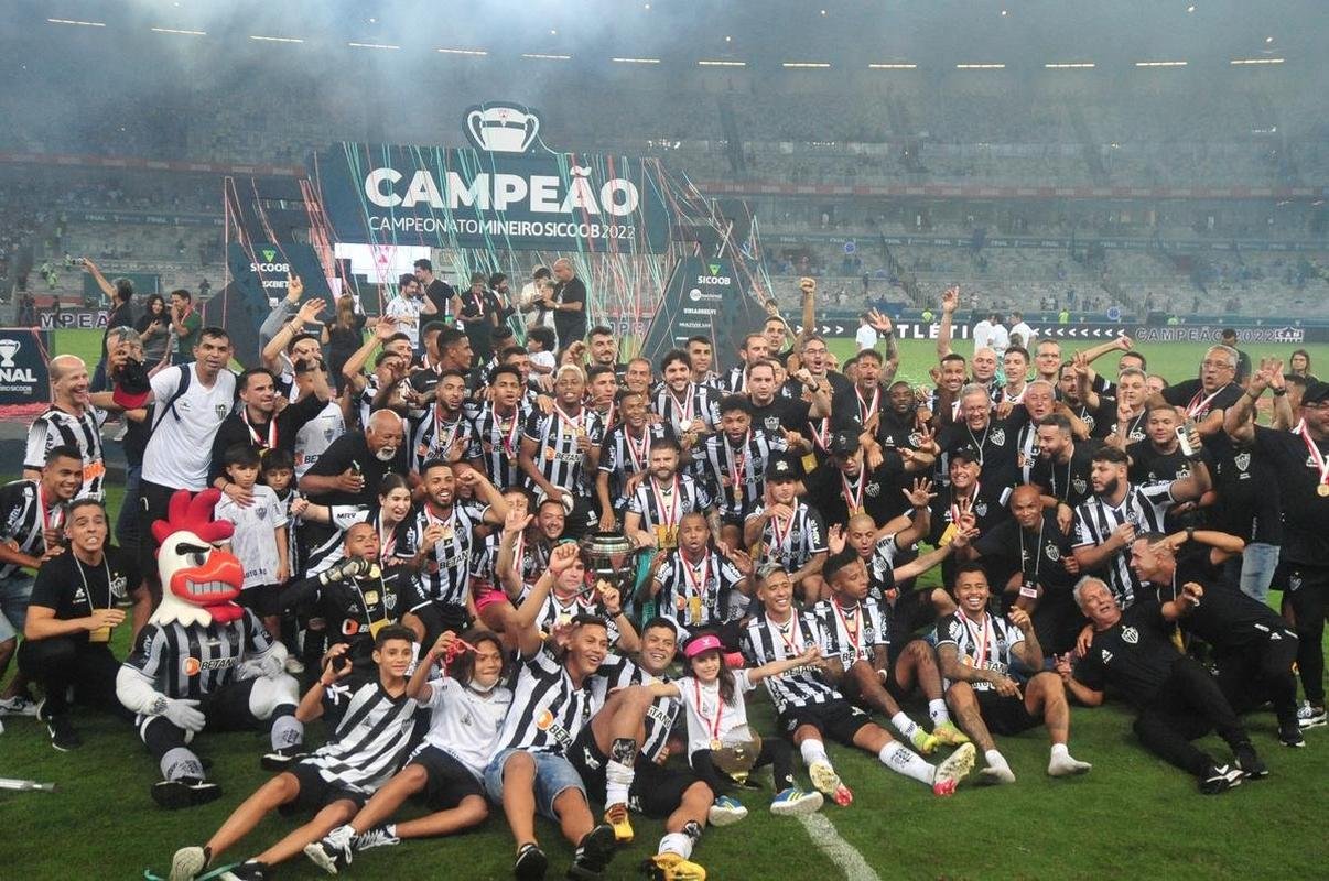 Festa do Atltico no Mineiro pela conquista do tricampeonato mineiro. Galo derrotou o Cruzeiro por 3 a 1 na final nica do estadual. Gols foram de Hulk (2) e Nacho