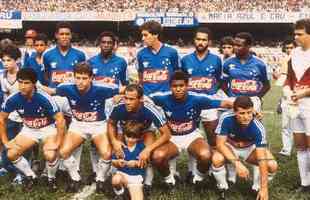 Nesta foto, Wladimir no alto,  direita, ao lado do goleiro Pereira, no time do Cruzeiro de 1988.