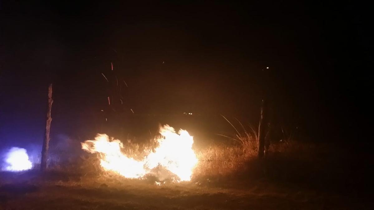 Torcida do Cruzeiro promove rua de fogo na sada da delegao da Toca da Raposa II, rumo ao aeroporto de Confins, antes da viagem para Porto Alegre. Time enfrenta o Internacional na quarta-feira, no Beira-Rio, pela semifinal da Copa do Brasil