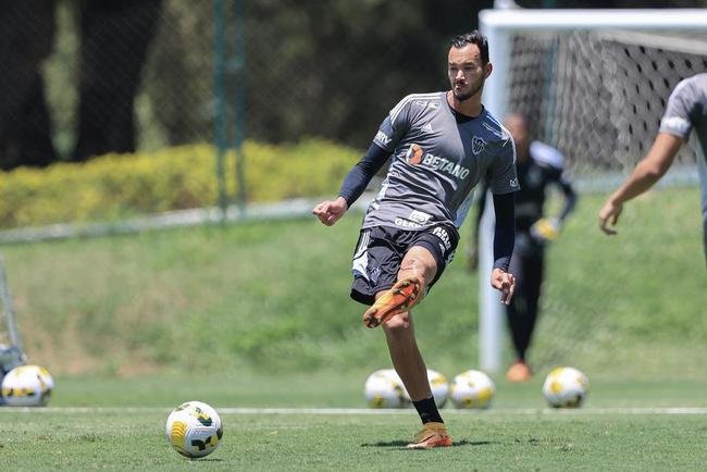 Fotos do treino do Atltico nesta quarta-feira (12/10), na Cidade do Galo. Em recuperao de um incmodo na panturrilha esquerda, Hulk fez funcional no campo e ainda  dvida para o confronto contra o Flamengo, no sbado, s 20h30, no Maracan, pelo Brasileiro