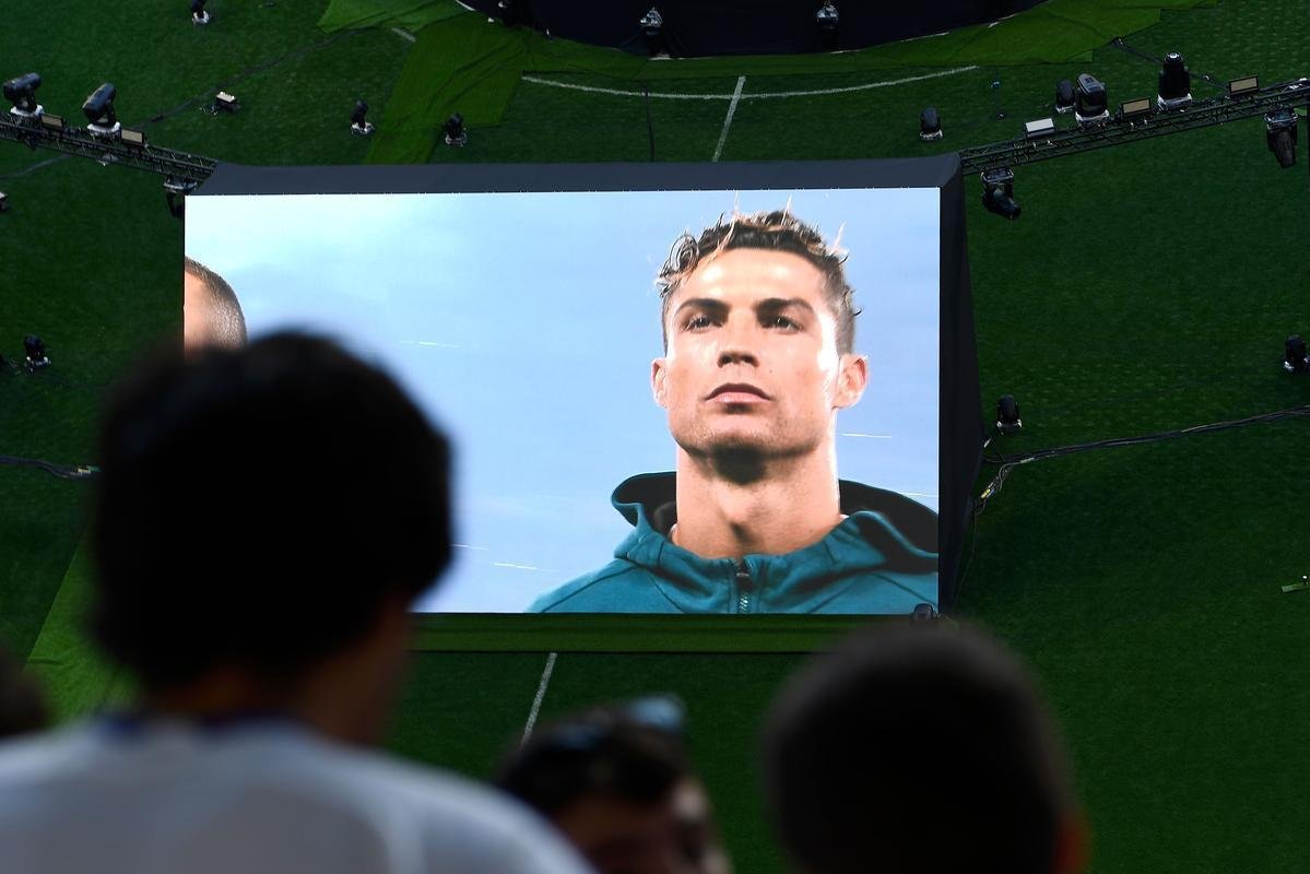 Torcedores do Real Madrid assistiram  final com o Liverpool em grandes teles no estdio Santiago Bernabu, em Madrid