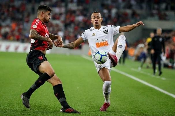 Galo perdeu muitas chances e acabou tropeando em Curitiba