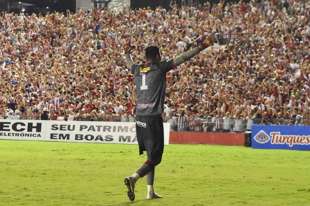 Nos pênaltis, brilhou a estrela do goleiro do Náutico, Jefferson, que defendeu o chute de Wellington Reis, na terceira cobrança do Paysandu.