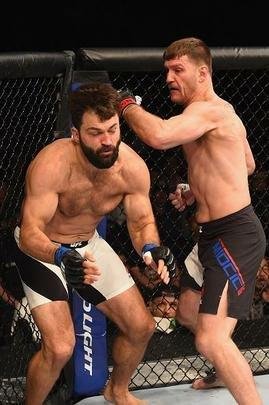 Stipe Miocic venceu Andrei Arlovski por nocaute técnico no primeiro round