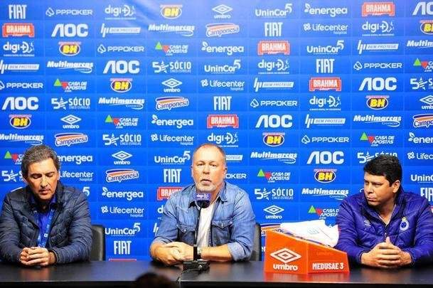 07/08/2019 - j desgastado pela m campanha no Campeonato Brasileiro e a sada precoce na Libertadores, Mano Menezes tinha como objetivo conquistar o tri consecutivo da Copa do Brasil. Entretanto, o Cruzeiro no teve foras diante do Internacional, pelo jogo de ida da semifinal, e perdeu por 1 a 0, gol do volante Edenilson. Depois daquela partida, o treinador comunicou que no continuaria mais no clube. 'Gostaria juntamente com o Marcone e o Marcelo comunicar oficialmente que a gente interrompe o trabalho  frente do Cruzeiro nesta noite, porque a gente entendeu que era o momento de fazer isso, de que ns no poderamos estender mais essa fase difcil. Muito mais que uma fase difcil que o Cruzeiro vem apresentando, porque so 18 jogos e uma vitria. A gente sabe que isso no futebol no se sustenta. A deciso parte de uma conscincia de que as coisas podem piorar, e elas no podem piorar'.