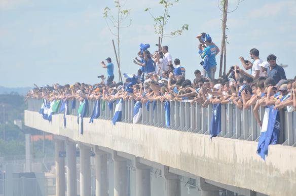Torcida do Cruzeiro j comea a se movimentar em vrios pontos da cidade antes da partida contra o Grmio, s 17h, no Mineiro