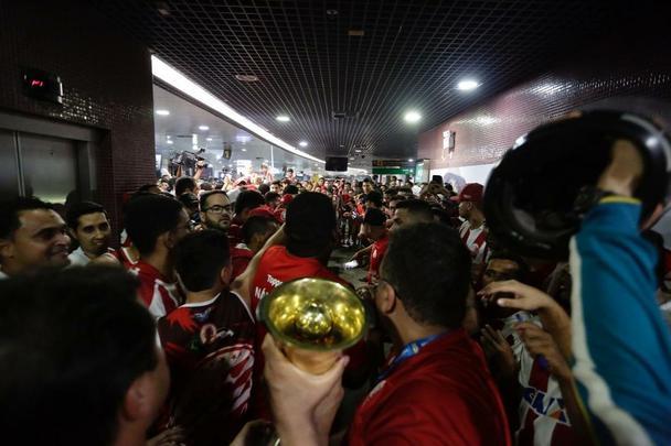 Jogadores, comissão técnica e diretoria do Náutico foram recebidos com festa no desembarque após a conquista do título da Série C do Campeonato Brasileiro, diante do Sampaio Corrêa. A delegação alvirrubra desembarcou em solo pernambucano pouco depois das 23h30 e seguiu em carro aberto para a sede do clube, no bairro dos Aflitos
