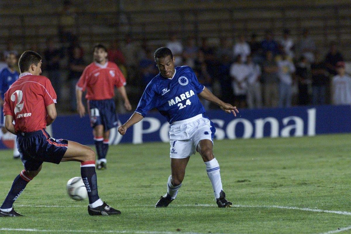 Muller (atacante) - com experincia de ter disputado trs Copas do Mundo (1986, 1990 e 1994), foi anunciado em 26 de junho de 1998 como reforo do Cruzeiro, que pagou ao Santos R$ 3,5 milhes por seu 'passe'. O veterano de 32 anos estreou pelo clube em 19 de julho, na vitria por 2 a 1 sobre o Botafogo, em amistoso na cidade de Pouso Alegre-MG. Campeo por cinco vezes na Raposa, sendo o ttulo mais importante o da Copa do Brasil de 2000, Muller saiu da Toca em maro de 2001, aps 121 jogos disputados e 24 gols marcados.