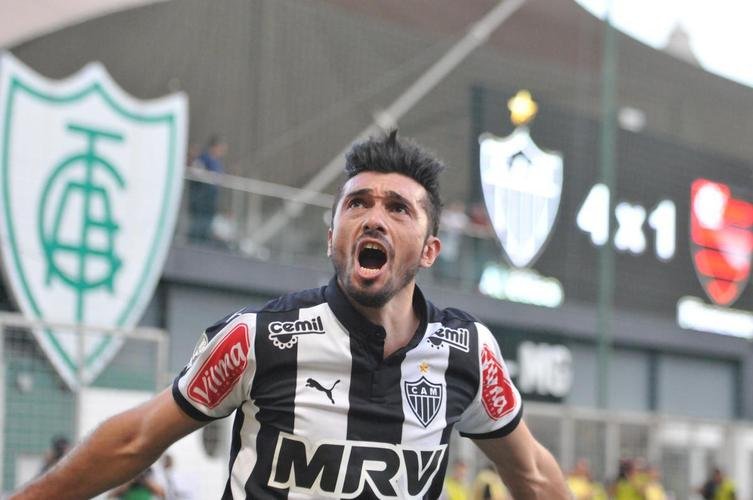 dolo da torcida do Atltico, o meia Dtolo vestiu a camisa do Boca Juniors entre 2006 e 2008. Em 2013, ele chegou ao Galo, onde ficou at o fim de 2016. Ao todo, fez 18 gols em 127 partidas.