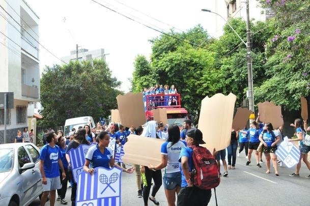 Jogadoras do Minas desfilam em carro aberto pelas ruas de Belo Horizonte após conquista do tri da Superliga Feminina de Vôlei