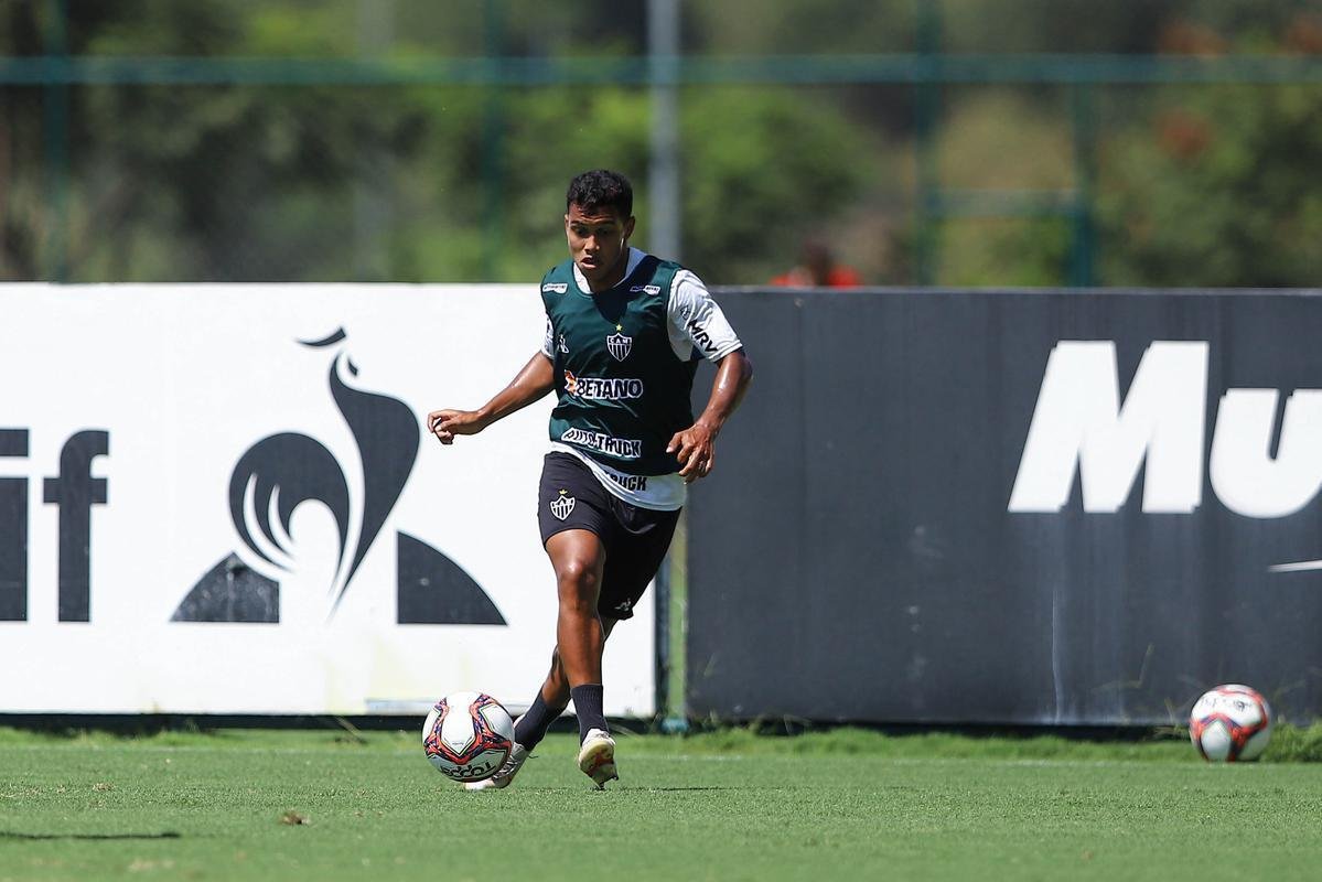 Fotos do coletivo entre profissionais e sub-20 do Atltico