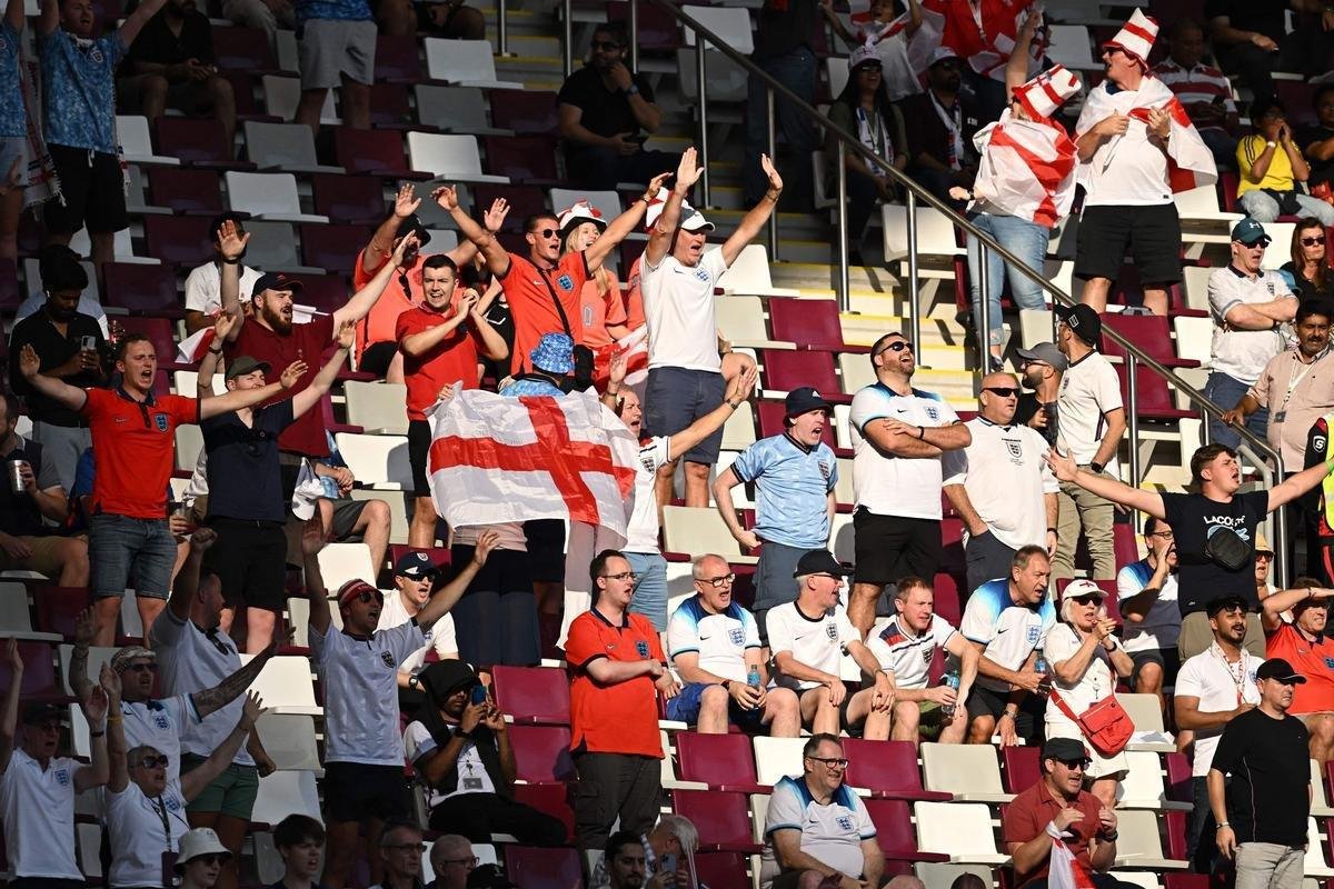 Os torcedores de Inglaterra e Ir no primeiro jogo do Grupo B na Copa do Mundo.