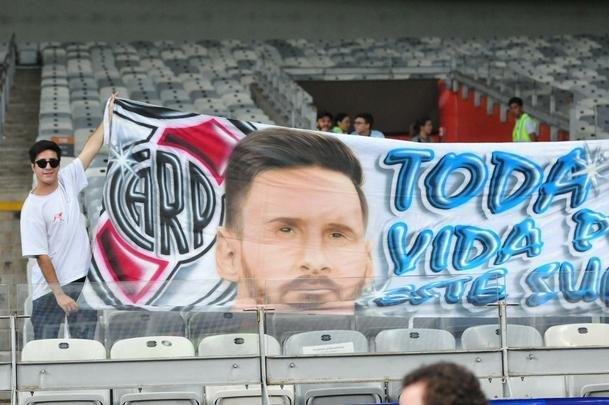 Torcedores na partida entre Argentina e Paraguai, no Mineiro, pela Copa Amrica