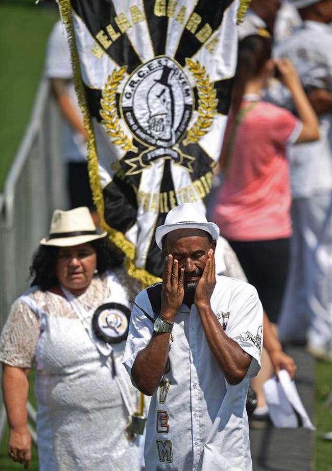 Os últimos momentos do velório de Pelé, na Vila Belmiro, estádio do Santos.