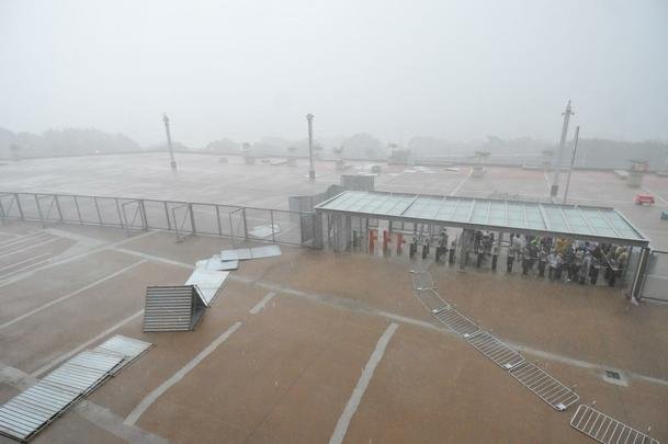 Chuva forte, com granizo, causou transtornos neste domingo  tarde no Mineiro antes do clssico entre Cruzeiro e Amrica pelo Campeonato Mineiro. Do lado de fora, o forte vento derrubou divisrias que separam acessos ao estdio, perto das catracas. J o gramado ficou bastante alagado por muito tempo.