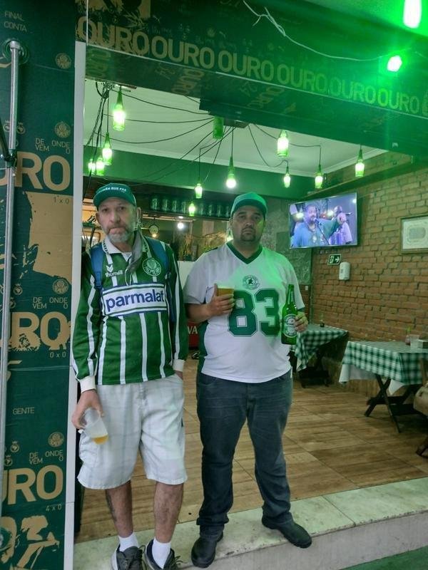 Mesmo com o Allianz Parque fechado para o pblico, o entorno do estdio do Palmeiras reuniu muitos torcedores que vo acompanhar a semifinal contra o Atltico em bares e restaurantes (Tlio Kaizer/EM/D. A Press)