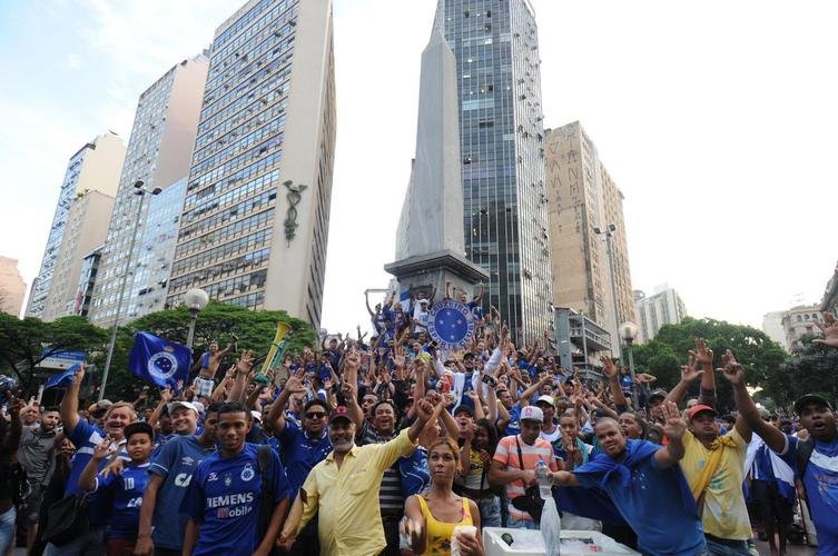 De Confins, jogadores do Cruzeiro hexacampees da Copa do Brasil saram em carro aberto pelas ruas de Belo Horizonte. No Centro da capital, milhares de pessoas aguardavam os jogadores para a festa.