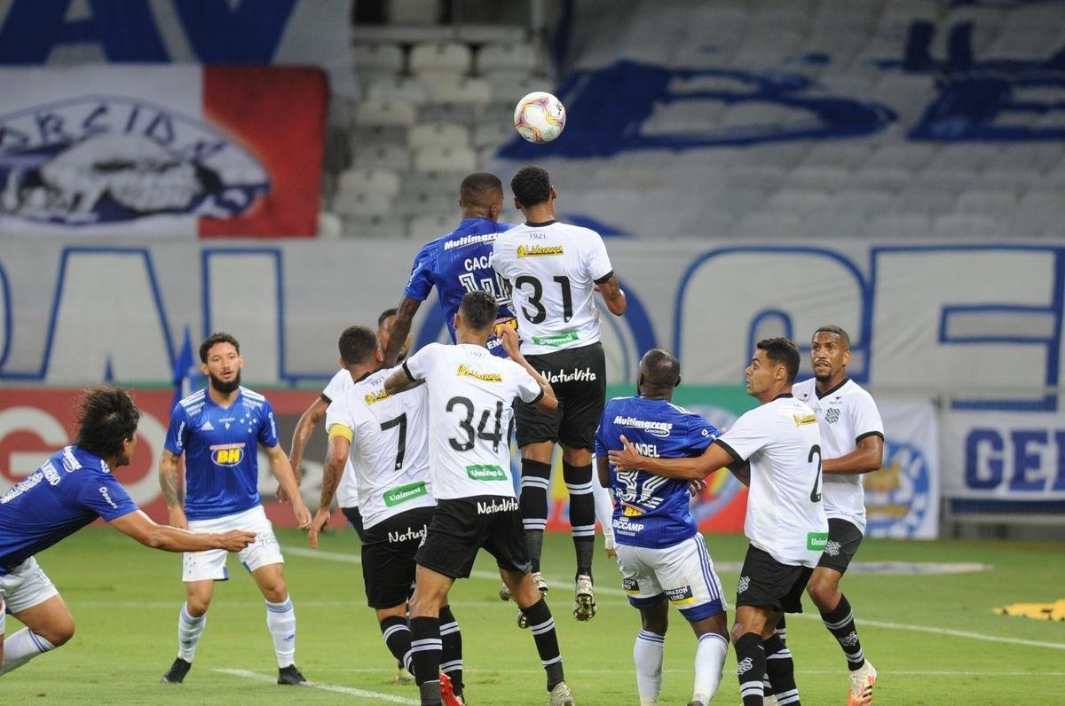 Jogo entre Cruzeiro e Figueirense, no Mineiro, em Belo Horizonte, pela 22 rodada da Srie B do Campeonato Brasileiro