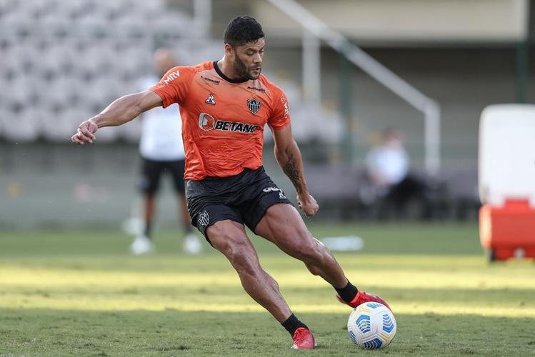 Com Guilherme Arana de volta, Cuca comanda atividade na Cidade do Galo