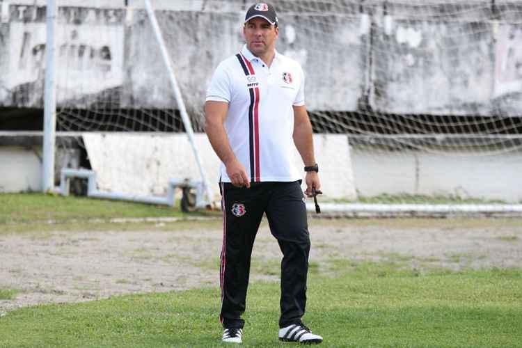 Após a demissão no Santa Cruz, que julgou ter sido uma 'falta de respeito', Marcelo Martelotte deu detalhes dos bastidores do clube e também criticou a postura dos gestores, à época liderados pelo presidente Alírio Moraes. Para ele, faltou competência para gerir a crise que se insaturou no Arruda.
'O que a gente fala aqui é de administração que acaba de maneira desastrosa. A gente fala aqui de o time poder não entrar em campo nos últimos dois jogos. Acho que isso resume tudo que aconteceu no Santa Cruz nesses últimos anos. Acho que o clube precisa solucionar seus problemas internos', desabafou.