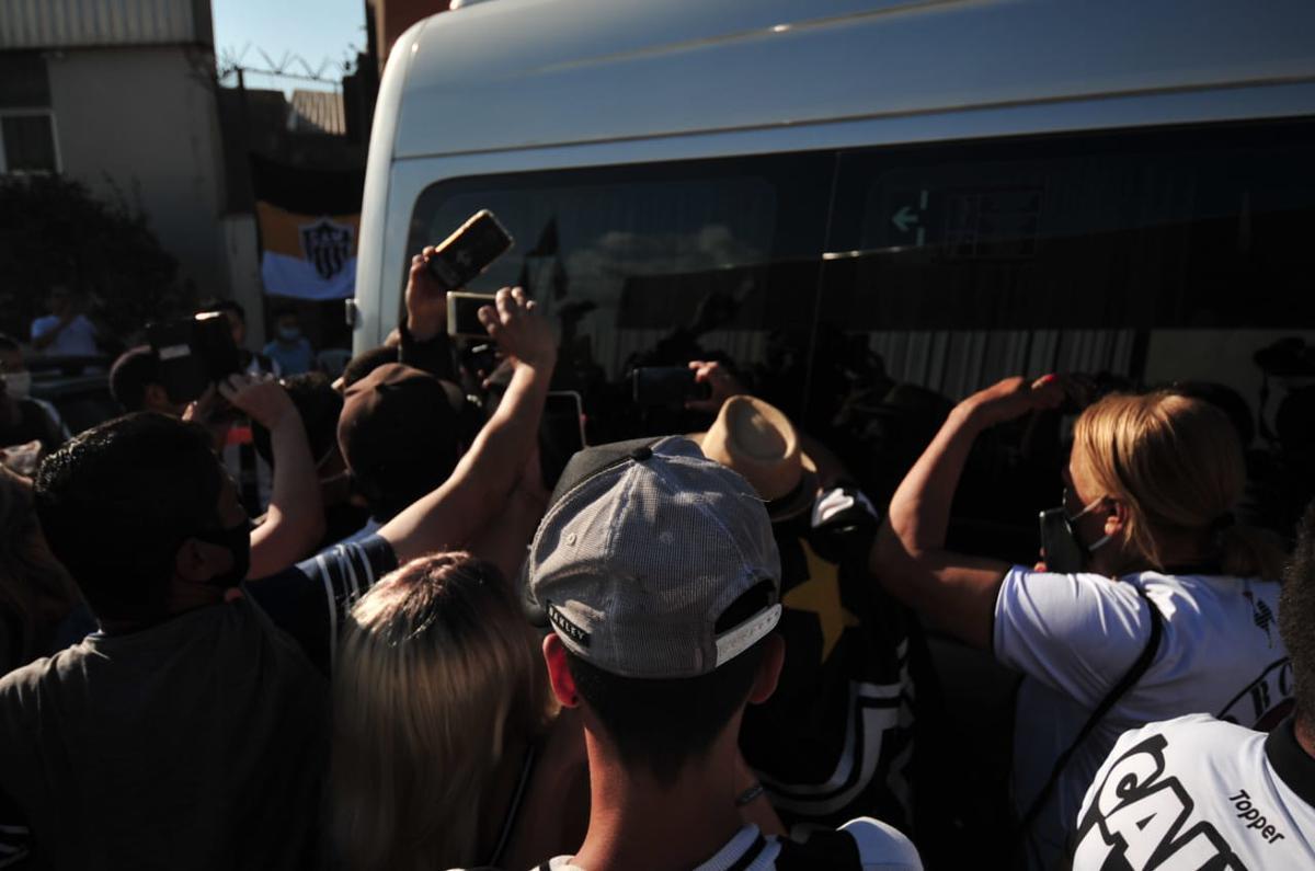 Fotos da visita do ídolo atleticano Ronaldinho Gaúcho às obras de construção da Arena MRV, estádio do Atlético, em Belo Horizonte. Dentro de Centro de Experiências criado pelo clube, ex-craque tirou fotos com dirigentes e funcionários. Do lado de fora, ele foi vaiado e xingado ao sair por não ter parado para saudar os fãs que o aguardavam debaixo de sol quente.