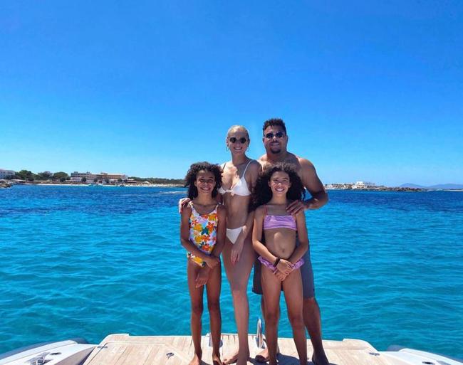 Modelo viaja com os filhos de Ronaldo constantemente