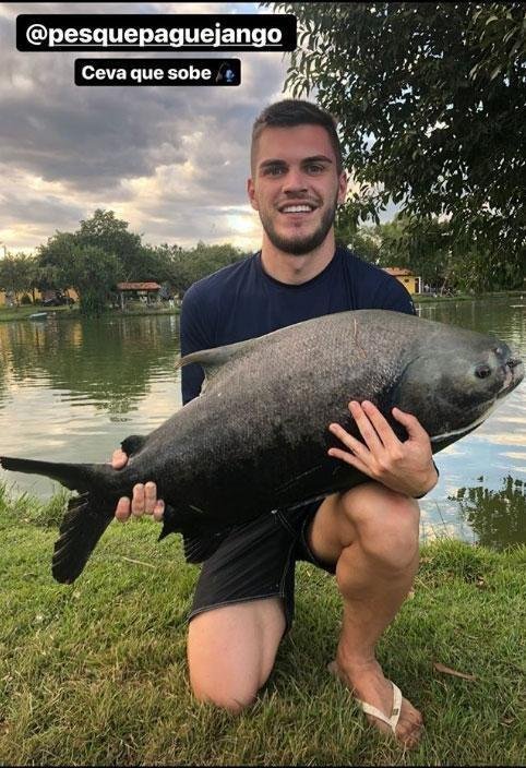 Nathan aproveita para pescar com a famlia no Mato Grosso