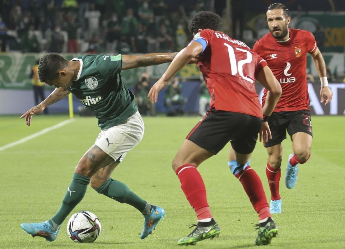 O Palmeiras derrotou, nesta tera-feira (8), o Al Ahly, do Egito, por 2 a 1, no Estdio Al Nahyan, e garantiu vaga na do Mundial de Clubes. Em Abu Dhabi, nos Emirados rabes, Raphael Veiga e Dudu deram show, cada um com um gol e uma assistncia.