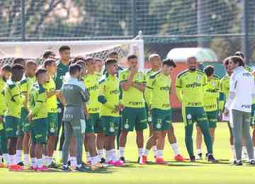Jogadores treinaram na manhã desta segunda-feira na Academia de Futebol e embarcarão rumo ao Paraguai durante a tarde