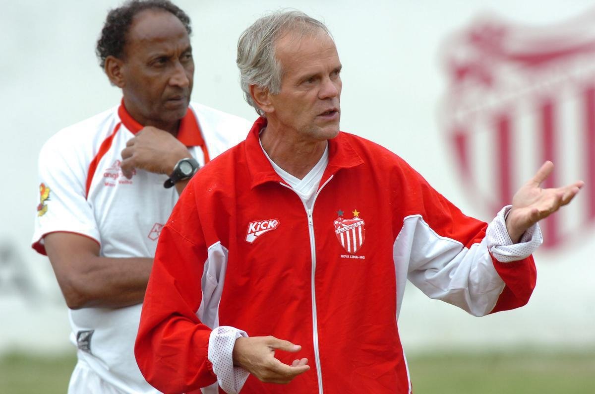 Z Mauricio, ao fundo, comandou o Cruzeiro em alguns jogos de 1993, de forma interina.