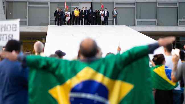 Jair Bolsonaro na rampa do Palcio do Planalto para acenar para seus apoiadores