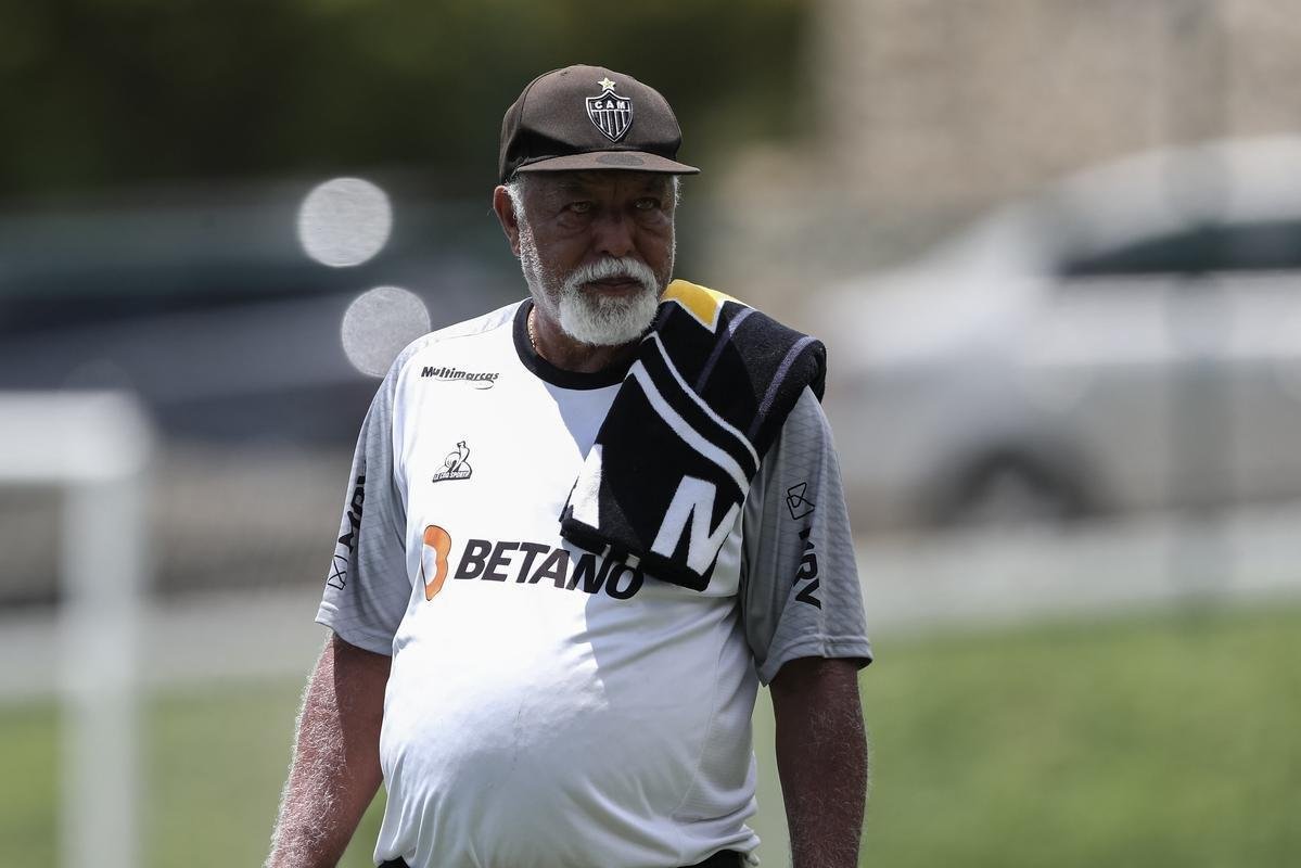 Aps a vitria por 2 a 1 sobre o Cuiab, neste domingo (24), pelo Campeonato Brasileiro, o elenco do Atltico se reapresentou e treinou na tarde desta segunda-feira (25), na Cidade do Galo, em Vespasiano. As atividades visaram o duelo de volta da semifinal da Copa do Brasil, contra o Fortaleza, que ocorrer na quarta-feira (27). Por ter vencido o jogo de ida por 4 a 0, no Mineiro, o Galo tem vaga encaminhada na deciso do principal torneio mata-mata do pas.