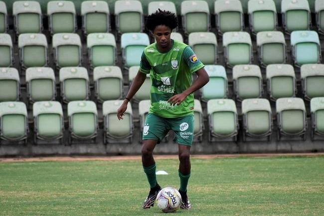 O Amrica segue com treinos preparatrios para a disputa do Campeonato Mineiro 2021. Comandados pelo auxiliar tcnico Mrcio Hahn, jogadores da base americana - e tambm os que tiveram menos oportunidades na temporada 2020 - realizam atividades voltadas ao Estadual.