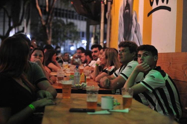 Atleticanos acompanharam Flamengo 2x1 Ceará nos bares de Belo Horizonte, na expectativa de comemorar o título antecipado do Campeonato Brasileiro. No entanto, o rival carioca venceu o time nordestino e adiou a festa atleticana.