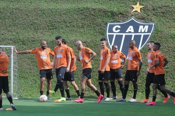 Treino do Atltico nesta segunda-feira, na Cidade do Galo, contou com a volta do meia  Juan Cazares. Direo no chegou a acordo para vend-lo a clube saudita. Tcnico Rafael Dudamel relacionou 23 jogadores para a viagem a Santa Fe, local da estreia na Sul-Americana, quinta-feira, contra o Unin-ARG. Jogador equatoriano ficou fora da lista.